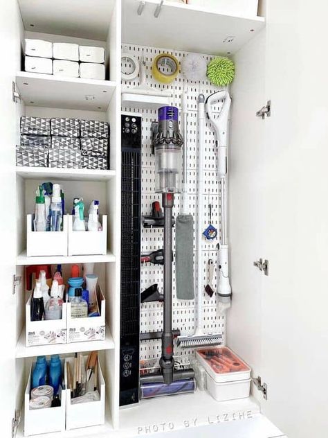 With a little creativity and some simple tools, you can transform your chaotic utility closet into a functional and stylish space. Cleaning Closet Organization, Laundry Room Wallpaper, Utility Closet, Organized Closet, Modern Laundry, Desain Pantry, Laundry Room Closet, Laundry Room Layouts, Shelf Board