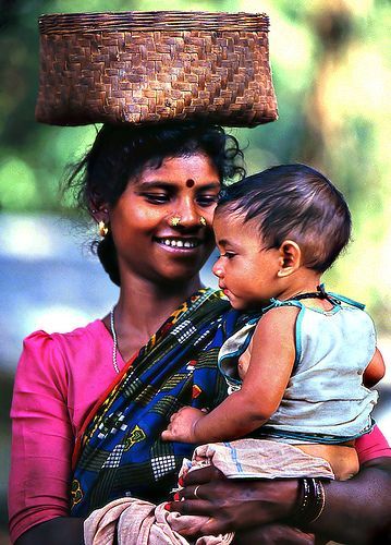 Mother & Child from Orissa Tribe - India African Art For Kids, Mother And Child Painting, Mother Baby Photography, Mother India, Indian People, Mother Art, India Photography, Village Photography, Kids Around The World