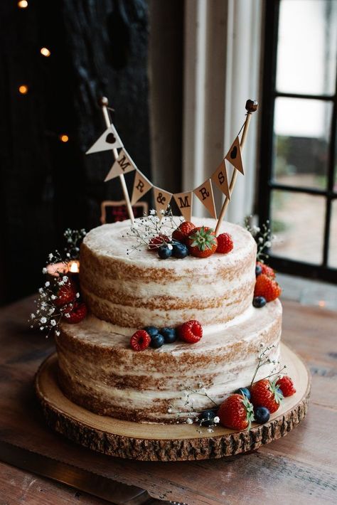 Add some texture to you wedding cake by topping it with fresh fruit | Image by Taylor Hughes Photography Naked Cake Decorating Ideas, Naked Fruit Cake, Naked Cake With Fruit, Naked Cake With Berries, Dinner Party Style, Vintage Pasta, Civil Dress, Patriotic Wedding