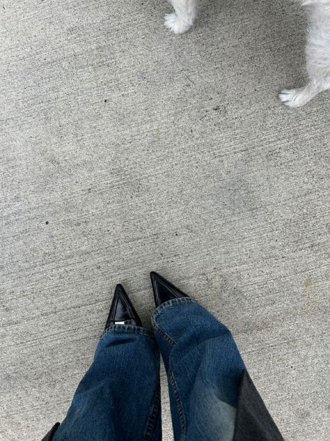 #kittenheels #jeans #styleblogger #heels #shoes #fashion Kitty Heels Outfit, Kitten Heels With Jeans, Kitten Heels Aesthetic, Jeans And Kitten Heels, Jeans And Pumps, 2000s Jeans, Kitty Heels, High Heels Outfit, Jeans Heels