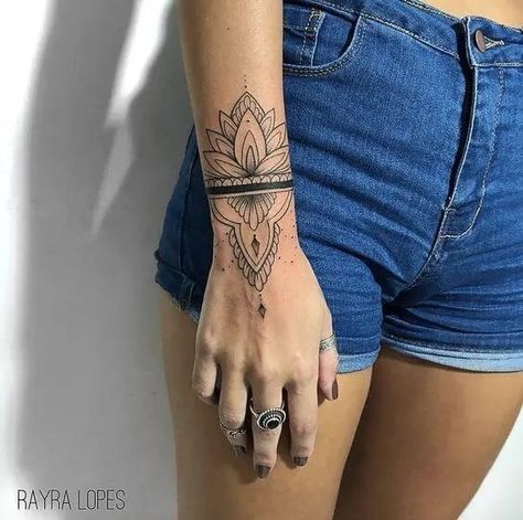 Traditional Mandala Tattoo, Mandala Wrist Tattoo, Cuff Tattoo, Tattoo Mandala, Inspiration Tattoos, Geniale Tattoos, Hand Tattoos For Women, Wrist Tattoos For Women, Tattoo Bracelet