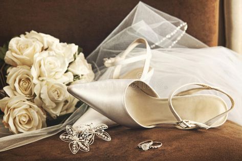 Bouquet Of White Roses, Wedding Day Dresses, Wedding Photography Checklist, Fun Wedding Shoes, Wedding Portrait Poses, Perfect Wedding Shoes, Wedding Picture Poses, Bride Guide, Wedding Photography Styles