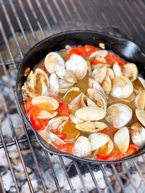 Clam Steamers with Shallot and Garlic in White Wine - de socio in the kitchen Steamer Clams, Quick Appetizer, Clam Recipes, White Wine Sauce, Angel Hair Pasta, Quick Appetizers, Wine Sauce, Favorite Appetizers, Sea Food