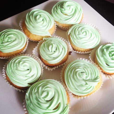 Vanilla cupcake with green icing Light Green Cupcakes, Green Icing, 19th Bday, Graduation Party Cake, Green Cupcakes, Cap Cake, Orange Cupcakes, White Cupcakes, Cupcake Icing