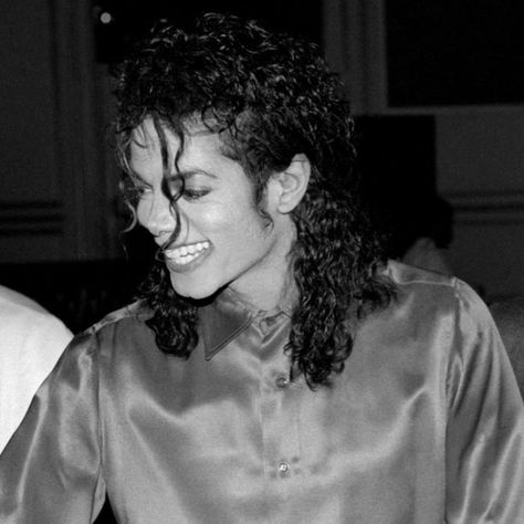 Michael Jackson Icons, Michael Jackson Black And White, My Comfort Person, Michael Jackson Black, Mj Bad, Hee Man, Comfort Person, Apple Head, Photos Of Michael Jackson