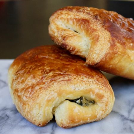 Spinach Croissant, Savory Croissant, Croissant Stuffed, Baking Savory, Fresh Bread Crumbs, Croissant Dough, Croissant Recipe, Full Of Energy, Flaky Pastry