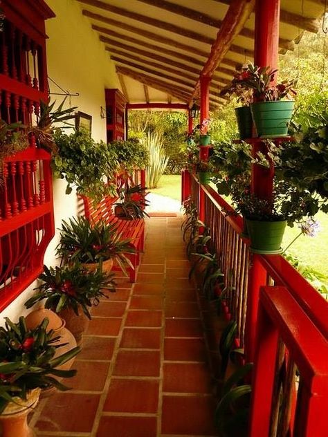 Tradicional finca en Antioquia Colombian Finca, Fonda Paisa, Small Front Yard, Colombia Travel, Casas Coloniales, Village House Design, Interior Modern, Tropical Houses, Best Places To Live