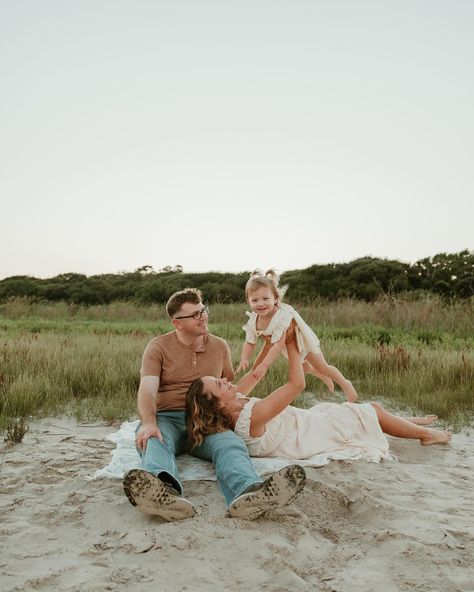 Family Love - Beach Edition 🌊🐚🌿 This family was one of the first family beach sessions I EVER did! I am SO grateful to have had them back infront of my camera to do them again 🤍 • • • #familyphotographer #seabrooktxphotographer #galvestontxphotographer #pearlandtxphotographer #saylormaephotography Family Christmas Beach Pictures, Christmas Beach Pictures, Christmas Beach Family Photos, Family Beach Session, Christmas Beach, Fall Beach, Beach Family Photos, Beach Sessions, I Am So Grateful