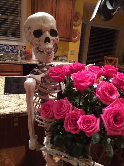 Skeleton Pics, Skeleton Photo, Bubble Bubble, Funny Skeleton, Skeleton, Roses