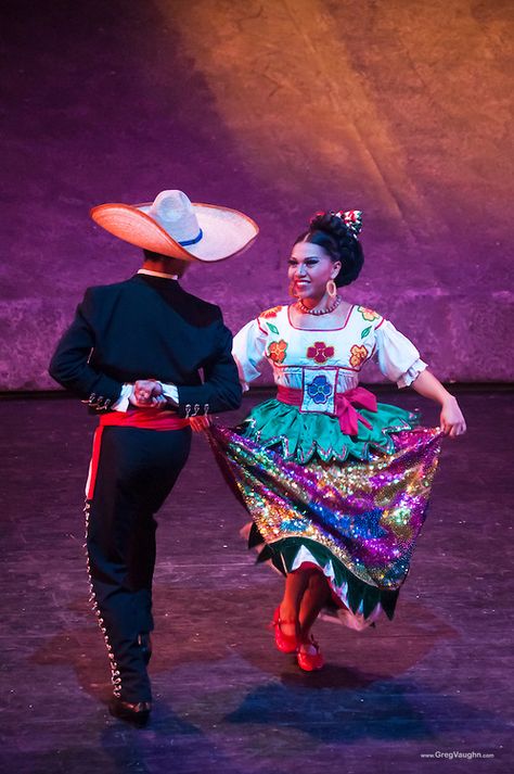 Dancers in traditional Mexican dress at Xcaret Mexico Espectacular dinner show; Xcaret theme park, Riviera Maya, Mexico. Mexican Baile Outfits, Baile Outfits, Mexican Dance, Xcaret Mexico, Classic Dance, America Dress, Cute Cowgirl, Traditional Mexican Dress, Ballet Folklorico