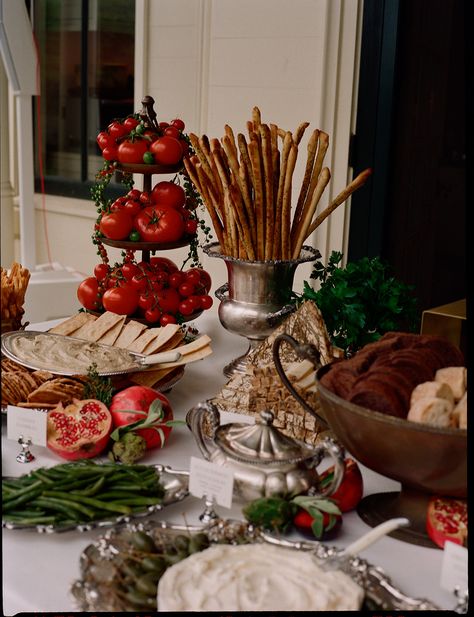 Italian Wedding Food Ideas, Tomato Dinner Party, Italian Dinner Tablescape, Dinner Table Photography, Tomato Wedding, Italian Tablescape, Pizza Dinner Party, Parisian Dinner Party, Italian Feast