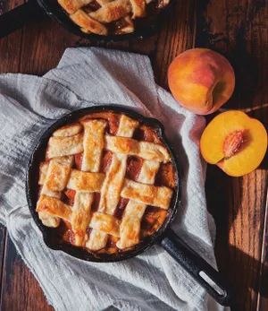 Best low-sugar cobbler recipe: Better-for-you cobbler uses fresh fruit Healthy Peach Cobbler, Ready Made Pie Crust, Homemade Peach Cobbler, Vegan Bbq Recipes, Peach Dessert, Frozen Peaches, Southern Desserts, Cranberry Sauce Recipe, Fruit Dessert Recipes