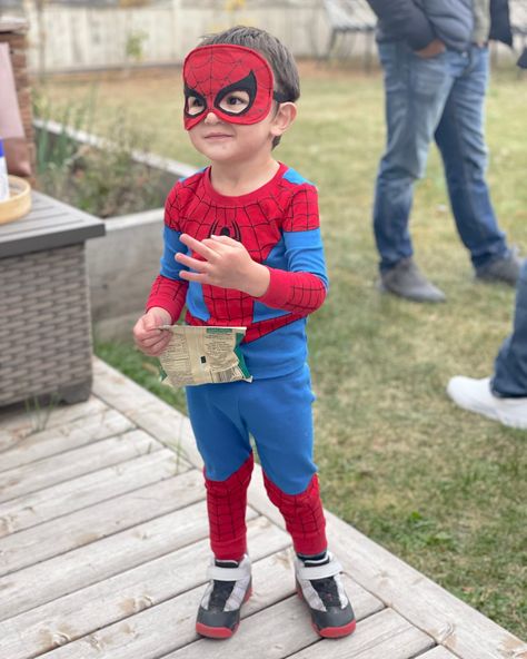 Spin Spiderman Costume, Diy Spider Man Mask, Spidey Mask Diy, Spider Man Mask Diy, Spidey Costumes Diy, Spider Man Diy Costume, Homemade Spiderman Costume, Diy Spider Man Costume, Spiderman Costume For Boys