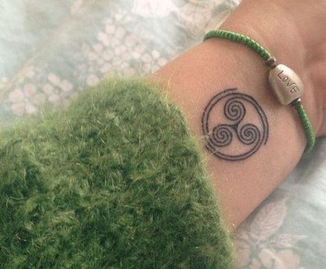 Le mystérieux symbole celtique du Triskèle (triskelion ou triskel) - MENVIKING® Stammestattoo Designs, Celtic Tattoo Symbols, Tattoo Meaningful, Irish Tattoos, Celtic Tattoo, Inspiration Tattoos, Irezumi Tattoos, Cool Small Tattoos, Celtic Tattoos