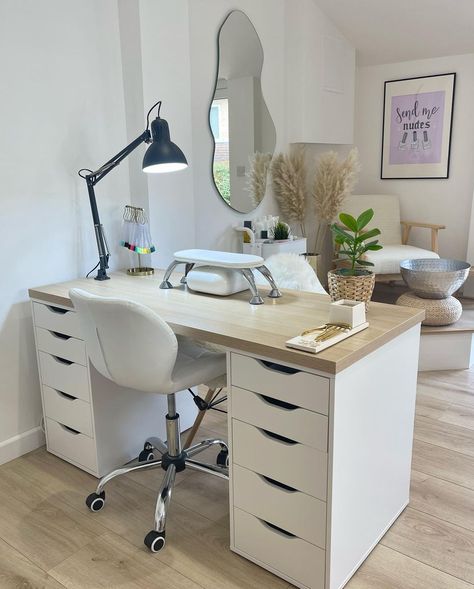 Bryony Howell on Instagram: "𝐀 𝐥𝐢𝐭𝐭𝐥𝐞 𝐩𝐡𝐨𝐭𝐨 𝐝𝐮𝐦𝐩 𝐨𝐟 𝐦𝐲 𝐬𝐭𝐮𝐝𝐢𝐨 🤍" Nail Room Ideas, Nail Salon Interior Design, Painting Nails, Tech Room, Nail Salon Interior, Beauty Room Salon, Home Beauty Salon, Esthetician Room Decor, Esthetics Room