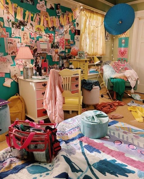 Lara Jean Covey, Movie Bedroom, Messy Bedroom, Lara Jean, Jenny Han, Dreamy Room, Whole Heart, Dream Room Inspiration, Spare Room