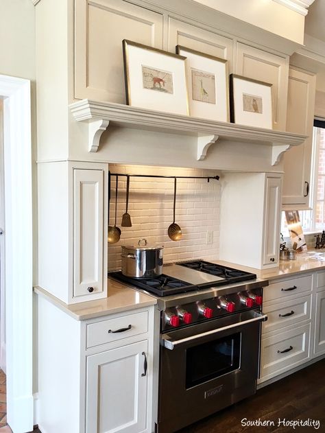 Jr. League of Atlanta 20th annual Tour of Kitchens - Southern Hospitality English Kitchen Stove Alcove, Stove Nook, Cooker Hood Ideas, Complete House Renovation, Kitchen Mantle, Kitchen Cooker, House Interior Design Styles, Future Kitchen, Kitchen Hoods