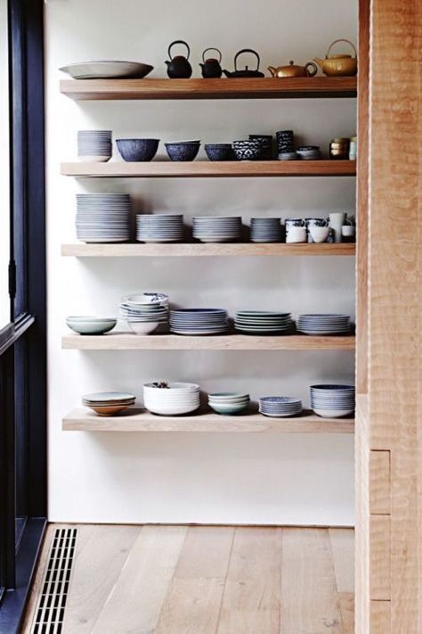 Shelves Minimalist Dekor, Desain Pantry, Interior Minimalista, Decor Studio, Kitchen Cabinet Organization, Estantes Flotantes, Open Shelves, Decor Minimalist, Kitchen Cupboards