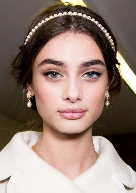 Taylor Hill Eyeliner, Wedding Hairstyles And Makeup, Party Make-up, Natural Glam Makeup, Party Makeup Looks, Wedding Makeup Tips, Wedding Day Makeup, Jeweled Headband, Braut Make-up