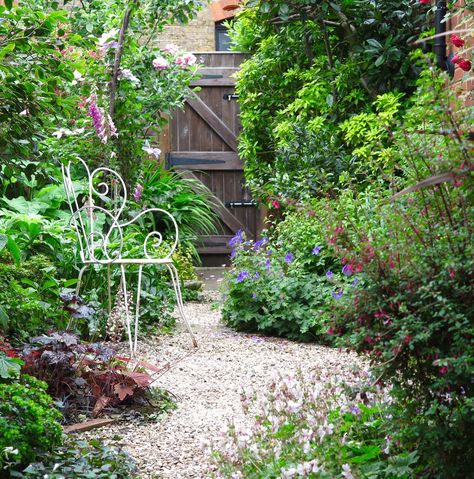 Town Garden, Urban Garden Design, Narrow Garden, Patio Pergola, Cottage Garden Design, Gravel Garden, Backyard Inspiration, City Garden, Plants And Flowers