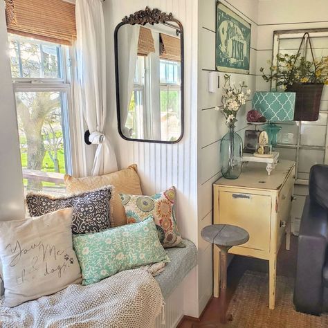 Simple Spring Home Tour Summer Cottage Decor, Salons Cottage, Summer Living Room, Colorful Cottage, Cottage Living Rooms, Style Cottage, Cottage Interiors, Cottage Living, Spring Home Decor