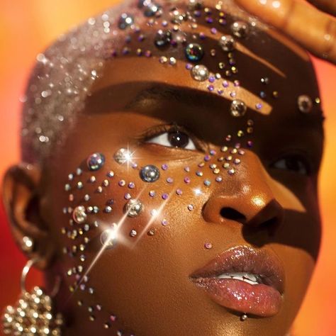 Pearl Rhinestone Makeup, Pearl Makeup Looks Black Women, Gems Photoshoot, Gems On Face, Gold Goddess Makeup, Rhinestones On Face, Stone Makeup, Pearl Mask, Diamond Makeup