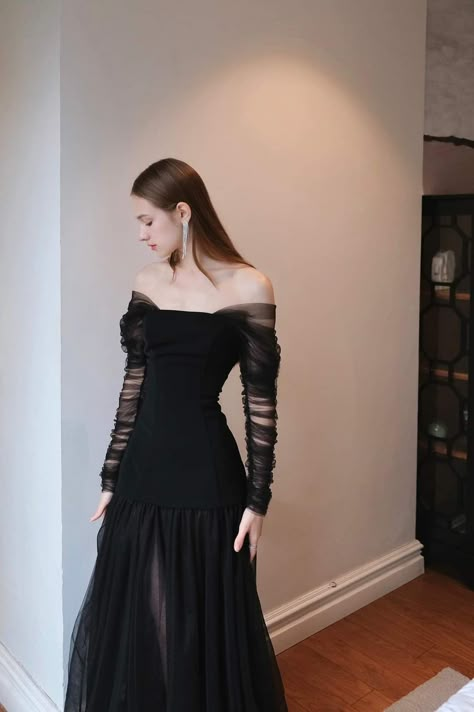 Emphasis Outfit, Waist Emphasis Outfit, Black Dress Classy Formal, Simple White Dresses, Waist Emphasis, Soiree Dresses, Black Dresses Classy, Fancy Dresses Long, Elegant Dresses Classy