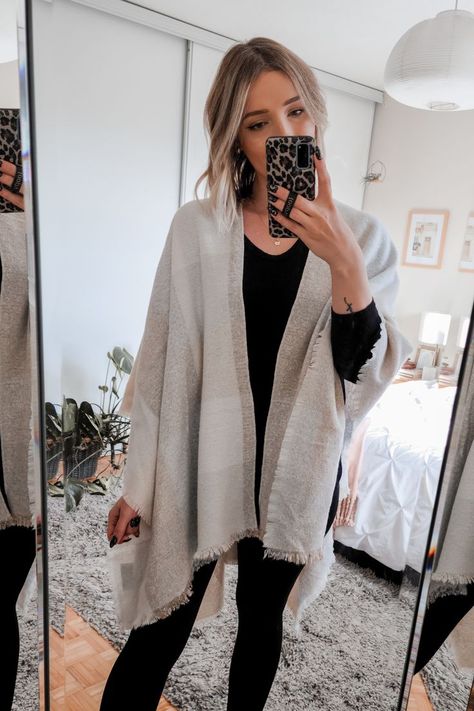 Kimono Sweater Outfit, Shawl Outfit Winter, Simple Outfits Fall, Fall Outfits Simple, Poncho Blanket, Shawl Outfit, Leggings Outfit Fall, Fall Basics, Long Sleeve Layering