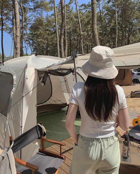 Korean Camping Outfit, Cute Camping Outfits, Girl Film, Camping Set Up, Outfit Korean, Beige Outfit, Selfie Poses Instagram, Photography Posing Guide, Girls Camp