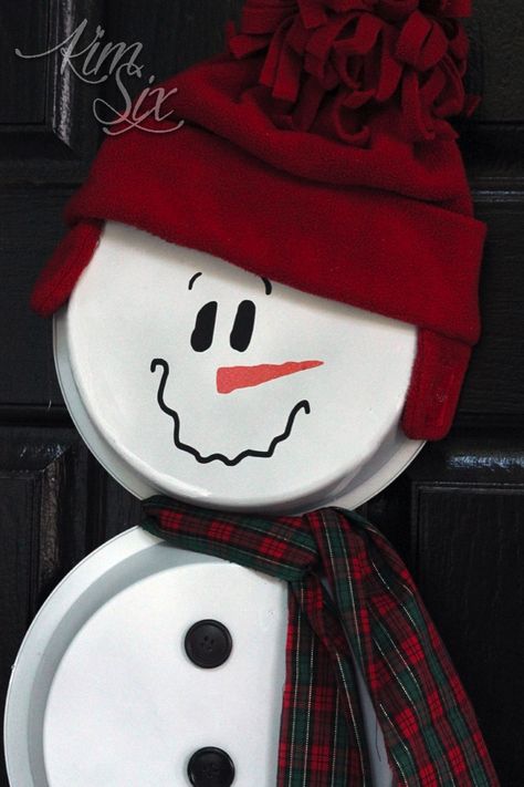 Pie Plate and Pizza Pan Snowman via TheKimSixFix.com Pizza Pan Snowman, Pizza Pan Signs, Cookie Sheet Crafts, Snowman Pizza, Pizza Pan Wreaths, Snowman Plate, Pizza Pan Crafts, Christmas Primitive Crafts, Snowman Crafts Diy