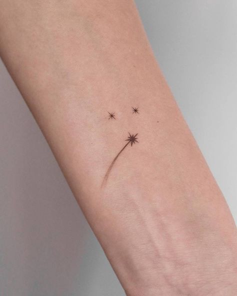 Tattoo of the word "amar" located on the inner forearm. Shooting Star Tattoos, Tattoo Etoile, Star Tattoo On Wrist, North Star Tattoos, Star Tattoo Meaning, Shooting Star Tattoo, Cosmic Tattoo, Small Star Tattoos, Celestial Tattoo