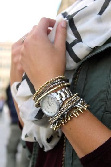 25 reasons you can (and should) mix gold and silver accessories // Edgy-chic arm party. Candy Jewelry, Edgy Chic, Arm Party, Mode Casual, Stacked Jewelry, Street Style Chic, Silver Accessories, Stella And Dot, Mode Style