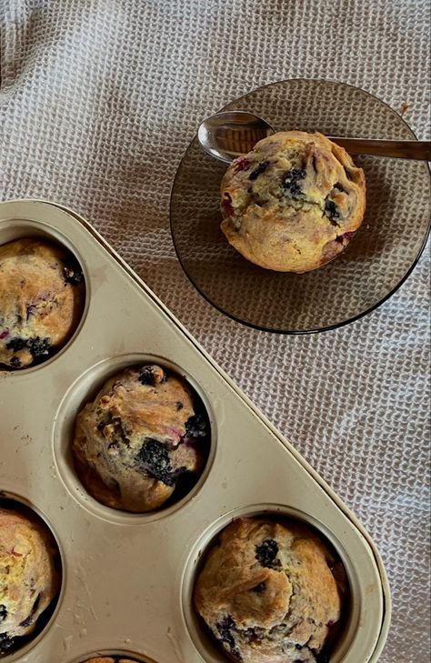 #aesthetic #autumn #autumnvibes #autumnaesthetic #muffins #blackberrymuffins #berry #baking #bakingrecipe Homemade Muffins Aesthetic, Autumn Breakfast Aesthetic, Autumn Baking Aesthetic, Muffin Aesthetic, Muffins Aesthetic, Aesthetic Baking, Coffee Muffins, Baking Aesthetic, Winter Baking