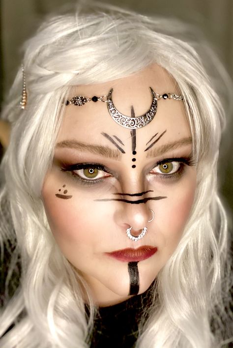 Elven Face Tattoo, Simple Witchy Makeup, Celtic Fairy Costume, Dark Elf Makeup Halloween, Dark Fairy Hairstyles, Celtic Witch Makeup, Celtic Witch Costume, Evil Elf Makeup, Dark Elven Makeup