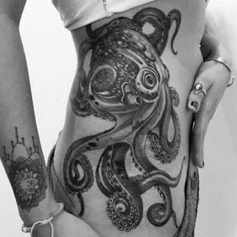 Hai Tattoo, Tattoo Perna, Kraken Tattoo, Squid Tattoo, Puzzle Tattoos, Octopus Tattoo Design, Blue Rose Tattoos, Octopus Tattoos, Ocean Tattoos