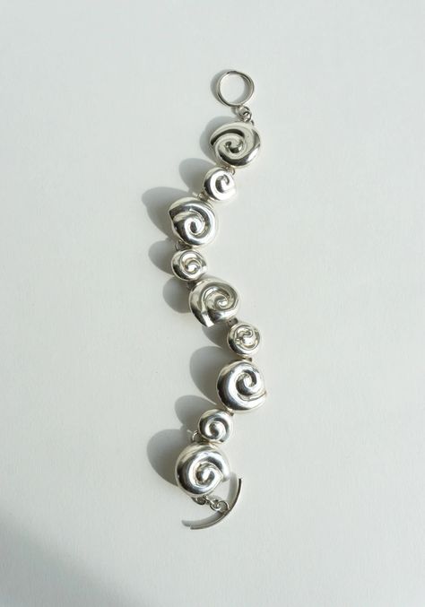 Lawrence & Schmidt – VESTIGE Vintage Silver Bracelets, Jewelry Trends 2024, Shell Reference, Jewelry Collage, Spiral Jewelry, Charm Bracelet Silver, Pebble Pendant, Jewelry Fashion Trends, Shell Bracelet