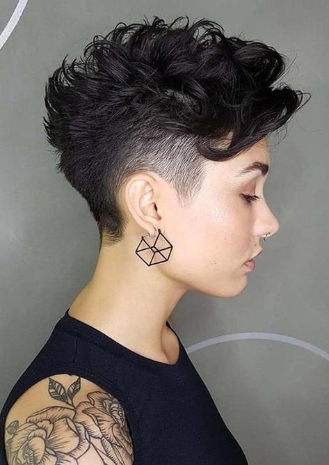 Undercut Short Haircuts for Women 2018 Curly Pixie Haircuts, Popular Short Hairstyles, Curly Pixie Cuts, Short Curly Haircuts, Latest Short Hairstyles, Penteado Cabelo Curto, Undercut Hairstyles, Short Haircut, Short Hair Styles Pixie