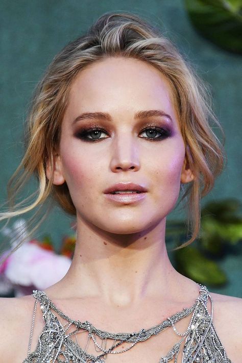 Woah - just look how stunning Jen looked on the red carpet. The eye makeup is the prettiest we've ever seen on her and that tousled updo is perfect. Celebrity Makeup Fails, Jennifer Lawrence Makeup, Tousled Updo, Eye Makeup Cut Crease, Red Carpet Makeup, Makeup Gallery, Beauty Crush, Red Carpet Hair, Celebrity Makeup Looks