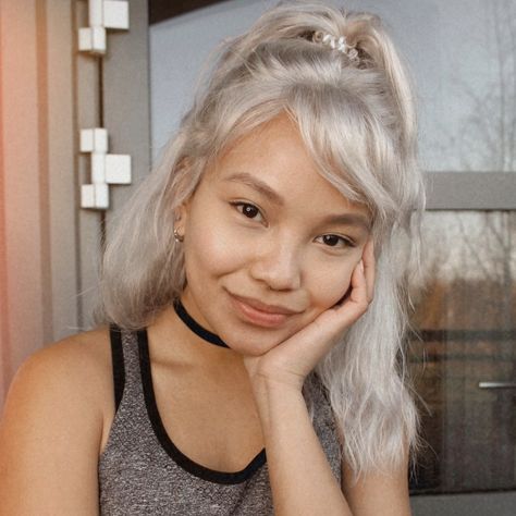 Oyster Gray Hair Is the Coolest New Color Trend for Summer | Glamour Oyster Grey Hair, Diamond Hair, Fabulous Hair, Short Curly Wigs, Grey Hair Color, Summer Hair Color, Hair Inspiration Color, Summer Hair, Winter Hairstyles