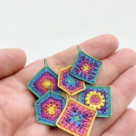 Miss Xade Miniatures on Instagram: “Many of you have asked me how I start the mini granny squares - my go-to method is the magic ring. Thanks to it, I can avoid the bulk of…” Mini Granny Square Pattern, Mini Granny Squares, Granny Square Pattern Free, Tiny Embroidery, Granny Square Scarf, Crochet Rugs, Miniature Crochet, Micro Crochet, Granny Square Crochet Patterns Free