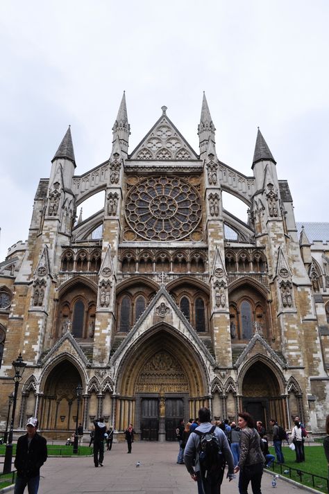 Westminster Abbey's facade demonstrates symmetrical balance. Each side of this entrace mirrors the other. Symmetrical Building, Symmetrical Balance, Classical Building, Elements And Principles, Principles Of Design, Design Principles, Westminster Abbey, Westminster, Barcelona Cathedral