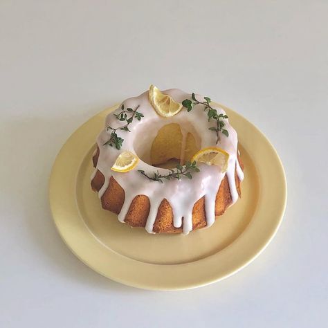 Spring Baking Aesthetic, Summer Baking Aesthetic, Aesthetic Desert Food, Cream Cake Aesthetic, Aesthetic Food Desserts, Aesthetic Desserts Recipes, Cute Desserts Aesthetic, Aesthetic Pastries, Minimalist Dessert