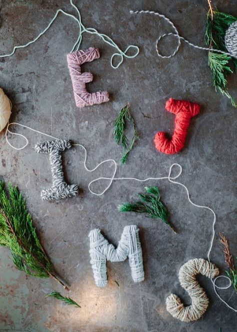 Deco de noel en laine a faire soi meme : 25 idées à découvrir Knitted Letters, Yarn Letters, Garlands Christmas, Diy Garlands, Yarns Ornaments, Letters Diy, Letter Ornaments, Christmas Yarn, Diy Yarn