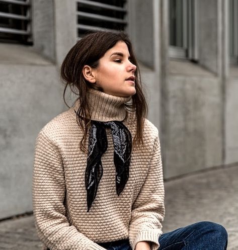 It unexpectedly requires a turtleneck sweater. Parisian Look, Date Night Outfit Summer, Short Scarves, Make Your Outfit, Plain Sweaters, Scarf Trends, Scarf Outfit, Plain Outfits, Oversized Scarf