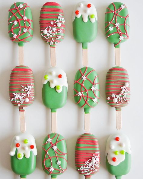 mia stav cakes. on Instagram: “5 days til Christmas!! Comment your favorite holiday treat! (besides cakesicles obvi🤪)” Cake Popsicles Christmas, Holiday Themed Treats, Christmas Cakesicles Design, Christmas Dessert Boxes Ideas, Christmas Cakecicles Ideas, Cakesicle Christmas, Christmas Cake Sicles, Fall Cake Popsicles, Xmas Cakesicles