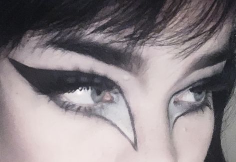 Make Up Hooded Eyes, Whimsigoth Makeup, Eye Makeup Inspo, Gothic Eye Makeup, Goth Make Up, Hippie Makeup, Trad Goth Makeup, Makeup Favs, Dark Makeup Looks