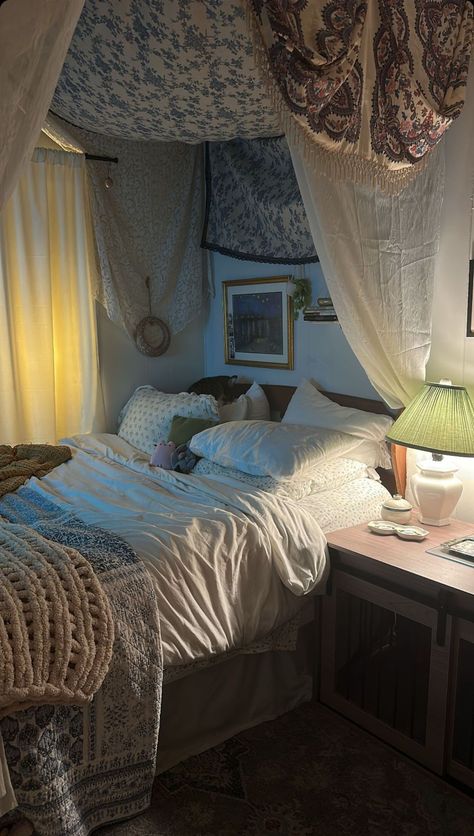 Room Decor Hanging From Ceiling, Italian Dorm Room, Art Filled Bedroom, Colorful Canopy Bed, Carpet Inspo Bedroom, Rustic Cozy Room Ideas Aesthetic, Low Ceiling Room Ideas, Old Lady Bedroom Aesthetic, Diy Bed Nook