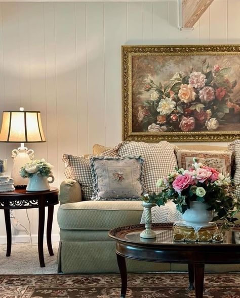 English Country Decor Living Room Laura Ashley Cottage Style, Modern English Country Living Room, French Country Cottage Decorating, English Country Living Room, English Cottage Living Room, English Country Decor Living Room, Cottage Style Bedrooms, Living Room Decor Items, Countryside Kitchen