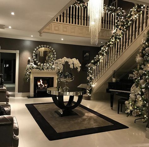 Interior Design Career, Casa Clean, Elegant Christmas Decor, Stair Case, Foyer Design, Elegant Christmas, Furniture Restoration, Best Interior Design, A Fire