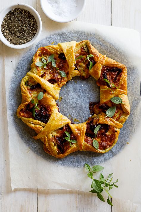 Sun-dried tomato basil mozzarella pastry wreath - Simply Delicious Mozzarella Wreath, Pastry Wreath, Cranberry And Brie, Tomato Mozzarella Basil, Basil Mozzarella, Brie Cranberry, Christmas Appetizers Easy, Brie Puff Pastry, Fruit Pizza Sugar Cookie